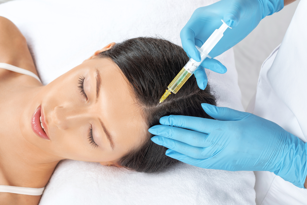 Cosmetologist,Does,Prp,Therapy,Of,A,Beautiful,Woman,In,A טיפול PRP