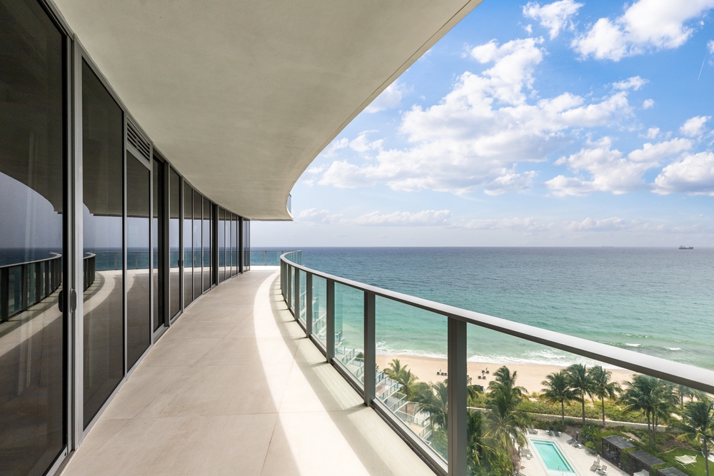 Viewpoint,Of,Balcony,Overlooking,The,Sea,And,Miami,Beach,,Horizon